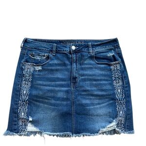 American Eagle Stretch Denim Mini Skirt Sz 18 Embroidered Distressed Raw Hem